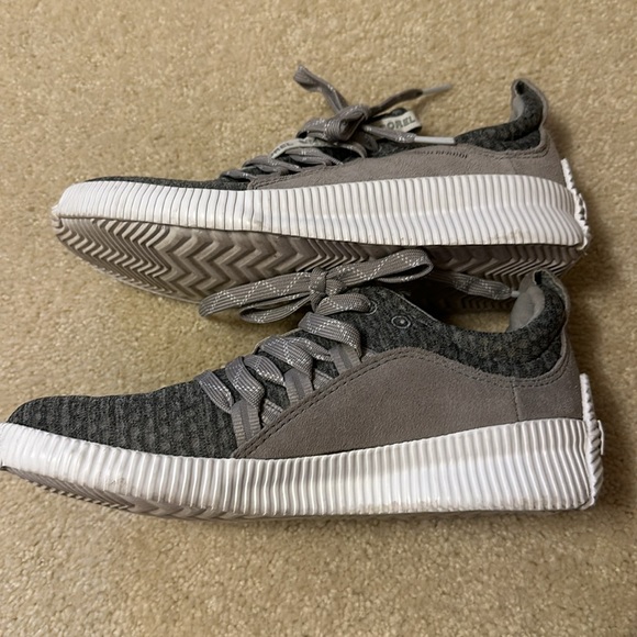 Sorel gray woman’s size 6 tennis’s - Picture 7 of 10